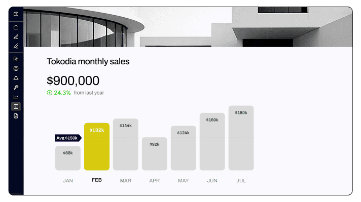 Harald Palma steht vor einem eleganten, modernen Gebäude, das innovative Architektur zeigt.